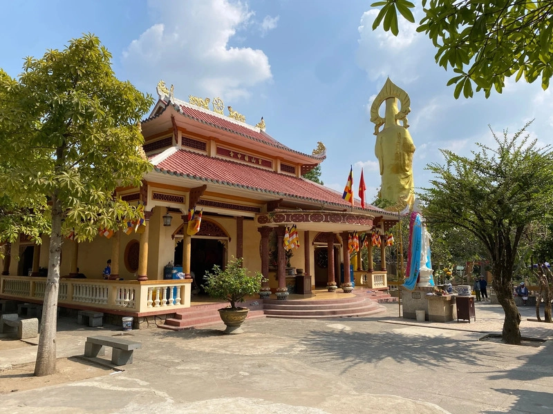 Du lịch Chùa Bà Đen thu hút quanh năm