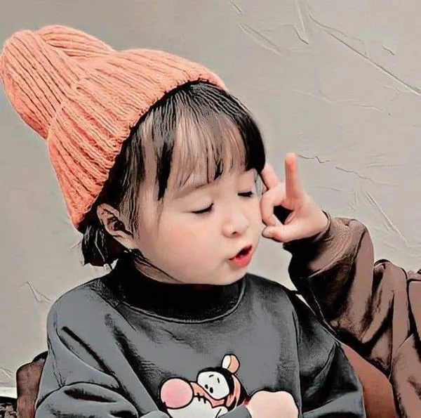Em bé meme dễ thương mang đến niềm vui và sự hài hước