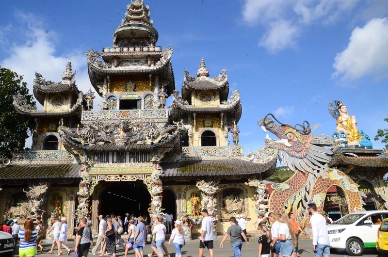 Giá vé Chùa Linh Phước, vào cửa miễn phí