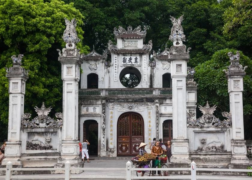 Giờ mở cửa đền quán thánh, từ sáng đến 5 giờ chiều