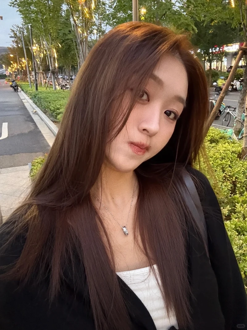 Gợi ý tóc nâu socola nhẹ nhàng cho nàng thanh lịch