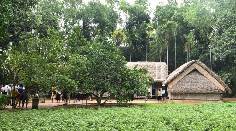 Hành trình về nguồn qua làng sen việt nam yên ảHành trình về nguồn qua làng sen việt nam yên ả