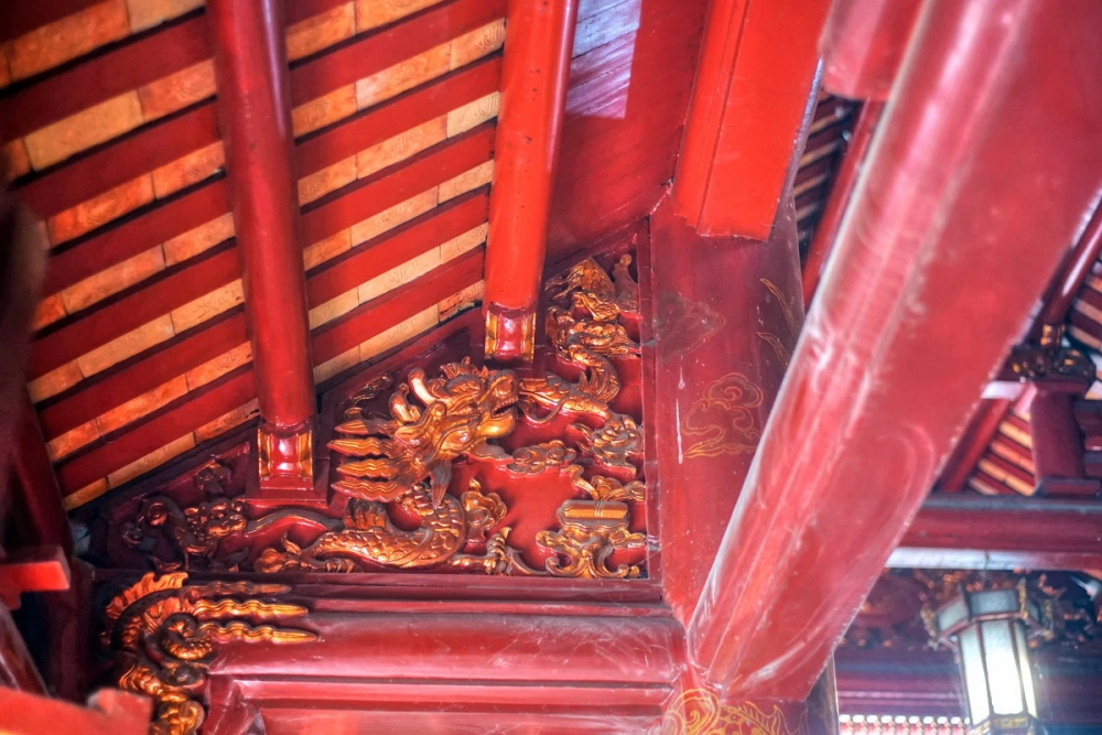 Hình ảnh đền Ông Hoàng Mười, không gian trang nghiêm và phong cảnh thiên nhiên tuyệt đẹp