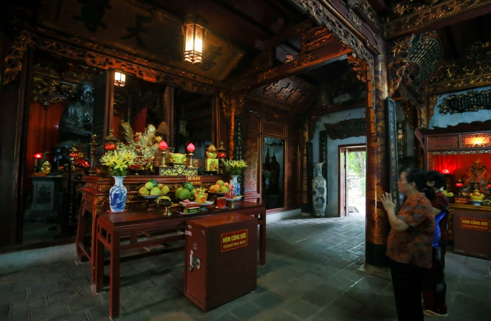 Hình ảnh đền Quán Thánh không gian cổ kính và bình yên