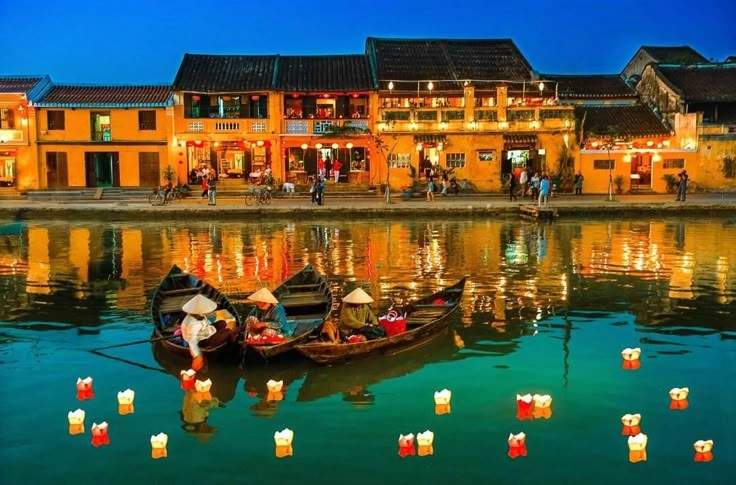 Hình ảnh phố cổ Hội An về đêm với ánh đèn lung linh thật sự mê hoặc