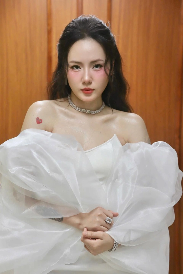 Hình ảnh Phương Linh đẹp dịu dàng, cuốn hút người xem