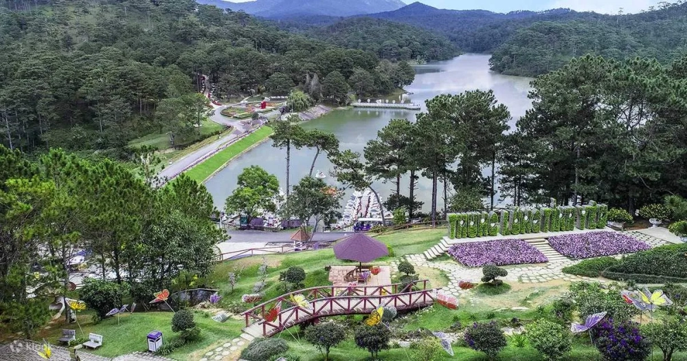 Hình ảnh thung lũng tình yêu thu hút với màu xanh và sương mờ