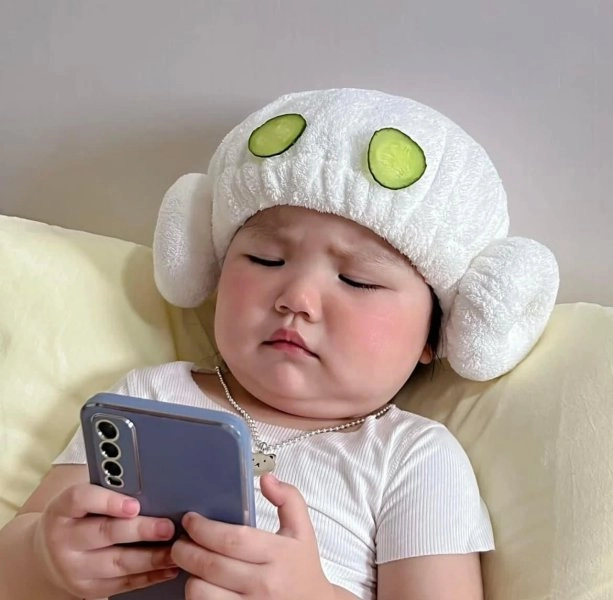 Hình em bé meme ghi điểm nhờ biểu cảm cưng hết nấc