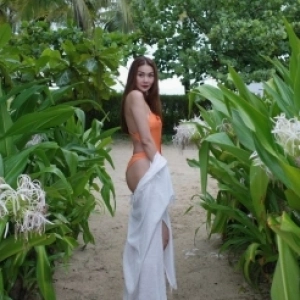 Hoa hậu Khánh Vân khoe sắc với bikini, tôn vòng eo 61cm