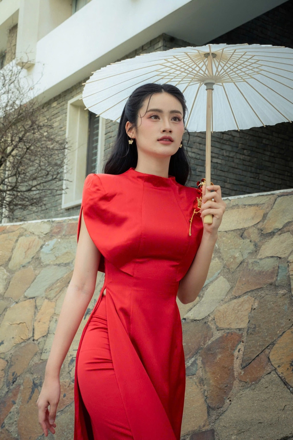 Hoa hậu Ý Nhi sinh năm bao nhiêu bạn có tò mò