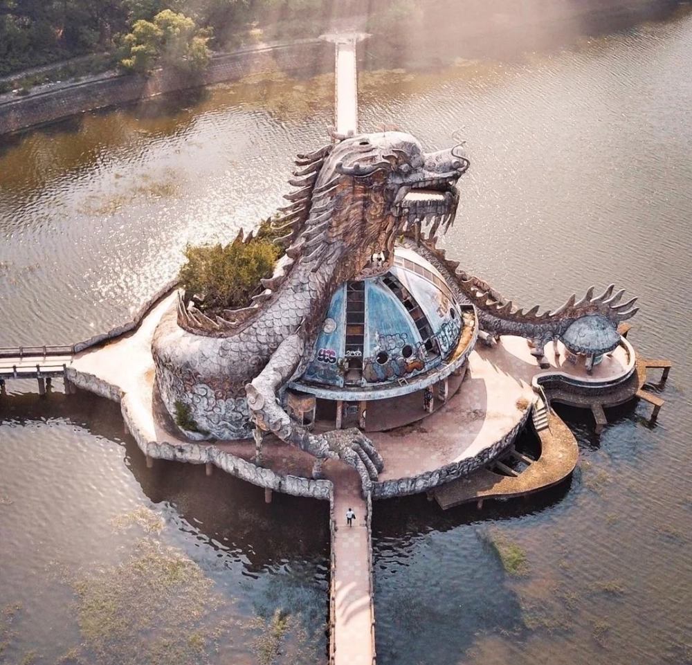 Hòa mình với thiên nhiên tại hồ thủy sinh ngoài trời