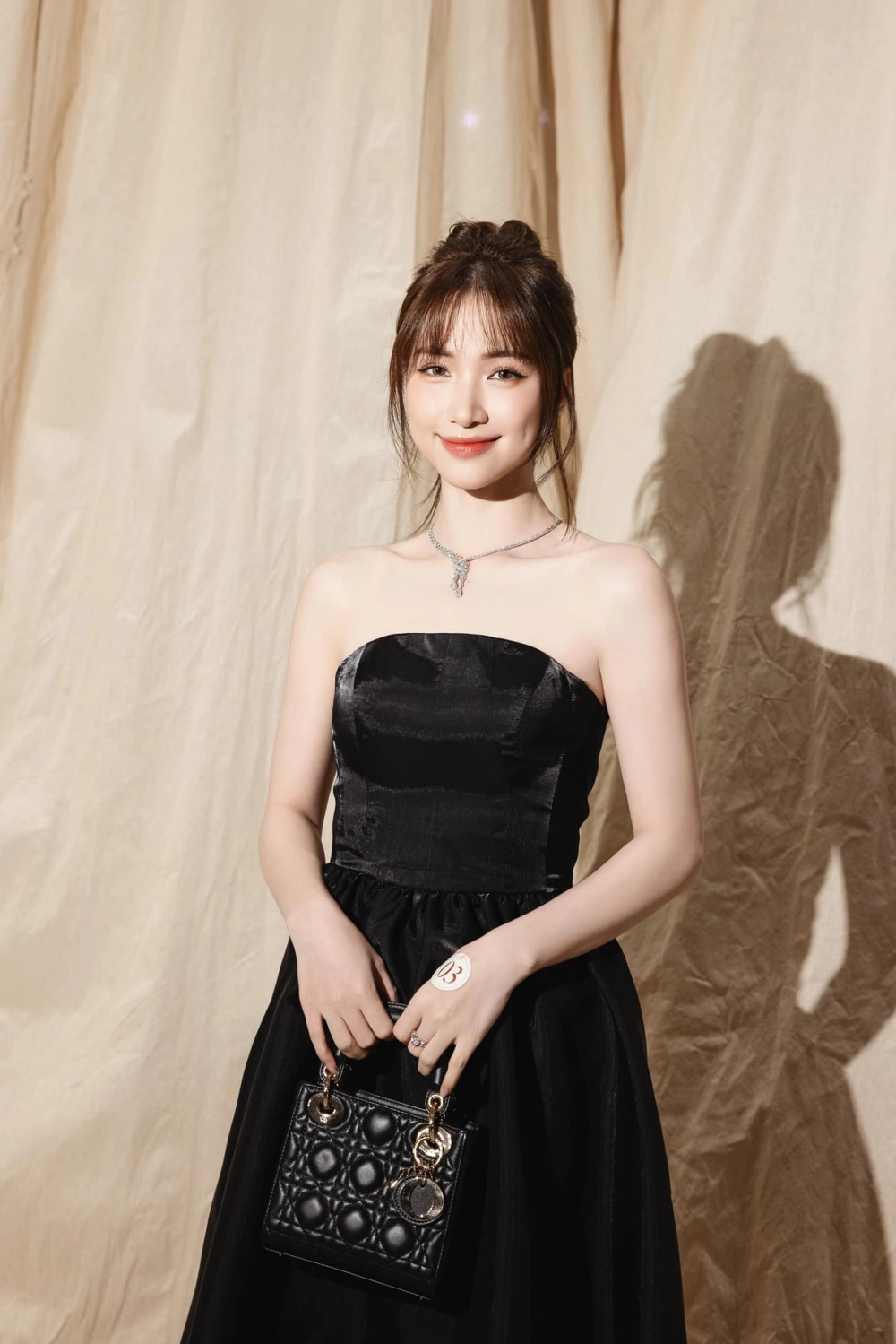 Hòa Minzy tuổi hiện tại là bao nhiêu và cô nàng vẫn giữ được nét trẻ trung