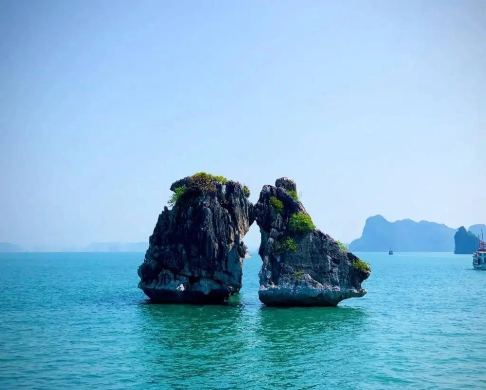 Hòn trống mái vịnh hạ long kỳ quan thiên nhiên