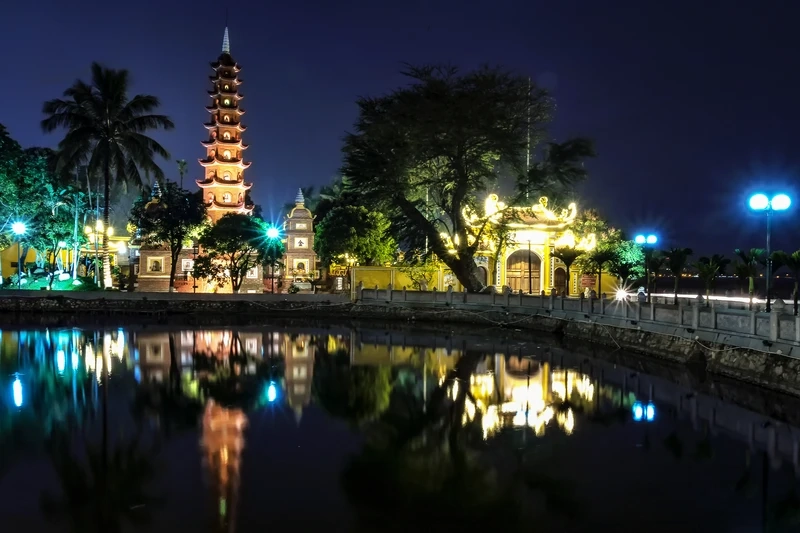 Huyền ảo, lung linh ánh đèn tại phủ tây hồ về đêm
