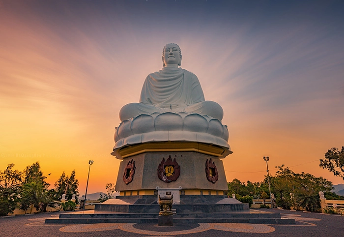 Khám phá Chùa Long Sơn với tượng Phật trắng khổng lồ