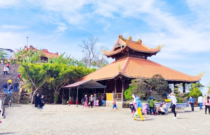 Khám phá độ cao núi bà rá và thử thách leo núi tuyệt vời