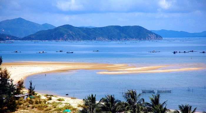 Khám phá hình ảnh biển Thiên Cầm đẹp như tranh vẽ