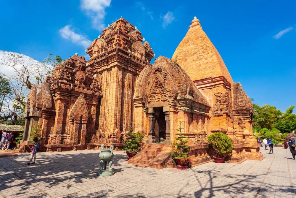 Khám phá sự tích tháp bà ponagar huyền bí