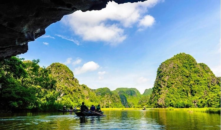 Khám phá tam cốc bích động hang múa huyền bí