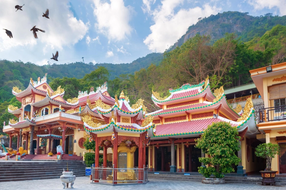 Khám phá tâm linh cùng du lịch chùa bà đen