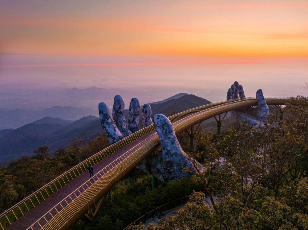 Khám phá thêm cầu bàn tay bà nà hill