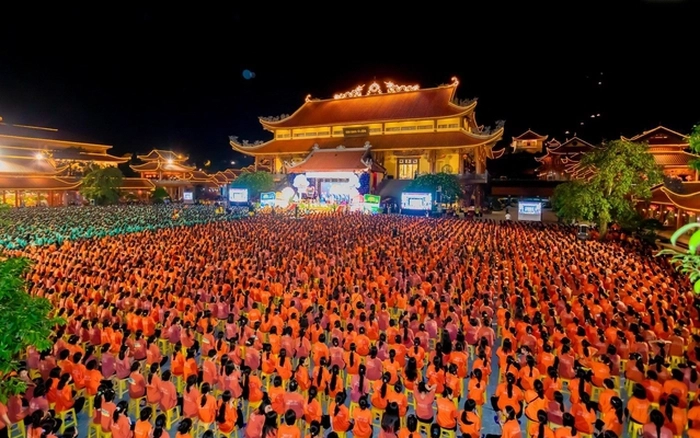 Khóa tu mùa hè chùa ba vàng là nơi các bạn trẻ tham gia tu học và tìm hiểu Phật giáo