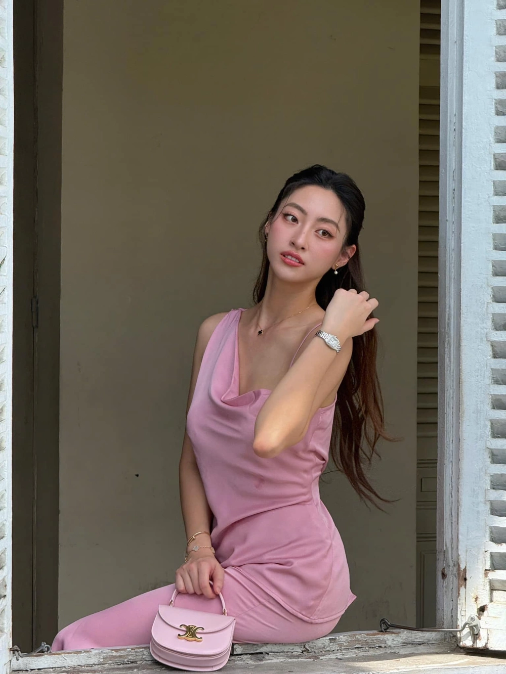 Khoảnh khắc hoa hậu lương thùy linh đăng quang gây bão mạng