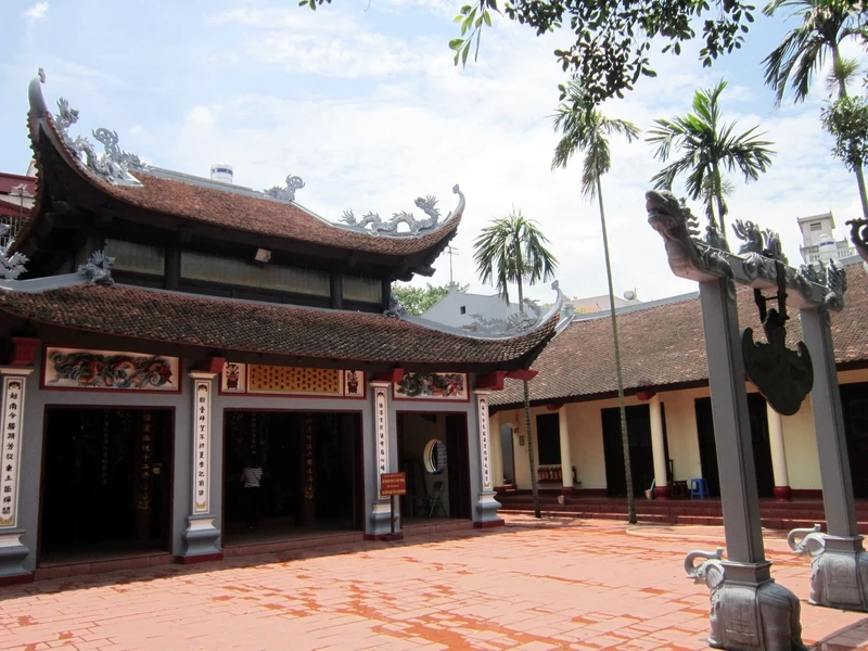 Khung cảnh phủ tây hồ hôm nay rộn ràng người hành hương