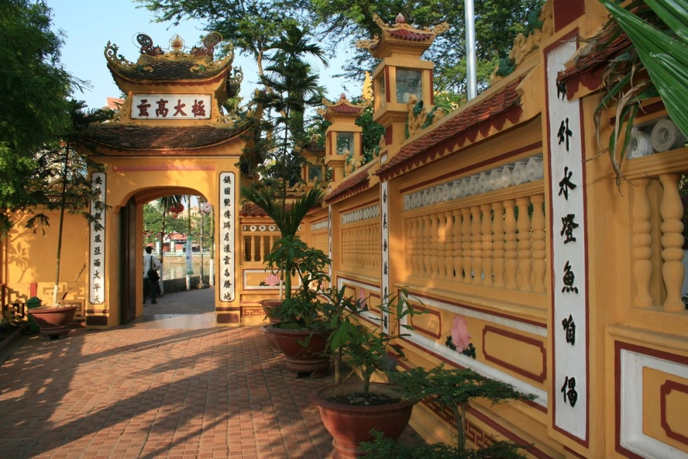 Khung cảnh thanh tịnh qua hình ảnh chùa trấn quốc