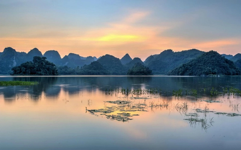Khung trời yên ả hồ quan sơn hà nội chiều vàng