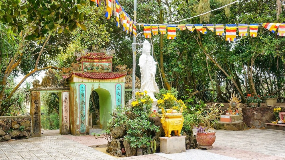 Kiến trúc chùa Quan Âm mang nét cổ kính, trang nghiêm.