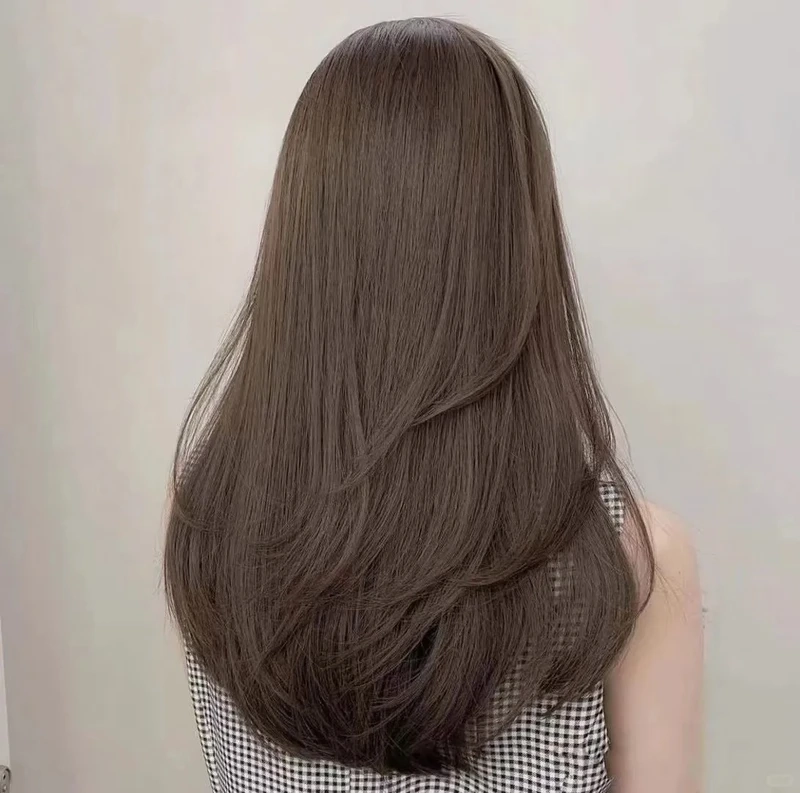 Làn da bật tone với tóc nâu khói trầm tôn da
