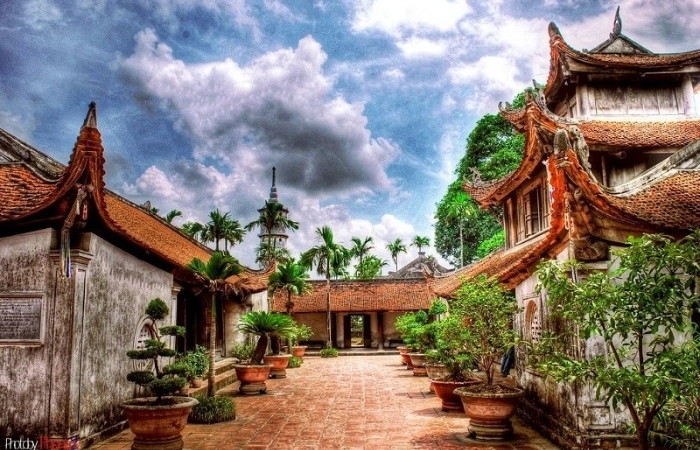 Lắng nghe thuyết minh về chùa bút tháp với bao điều kỳ thú