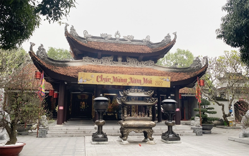 Lắng nghe thuyết minh về đền đô sâu sắc