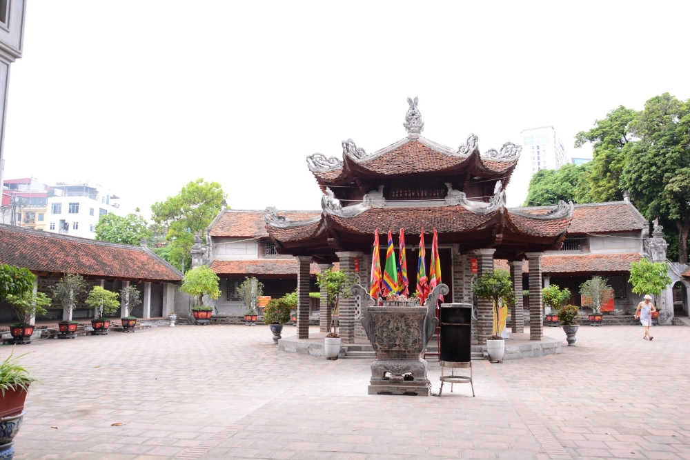 Lễ hội chùa Láng diễn ra với nhiều nghi lễ truyền thống.