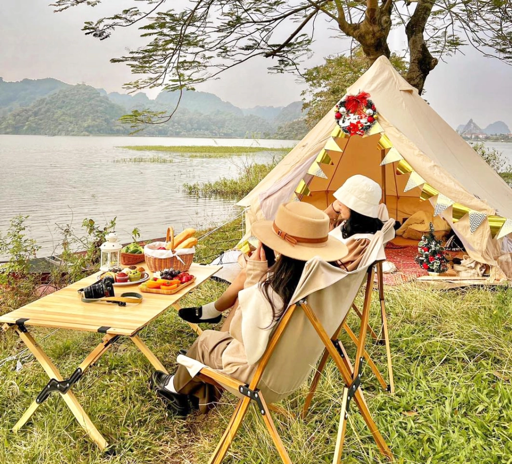 Lều trại thư giãn tại cắm trại ở hồ quan sơn