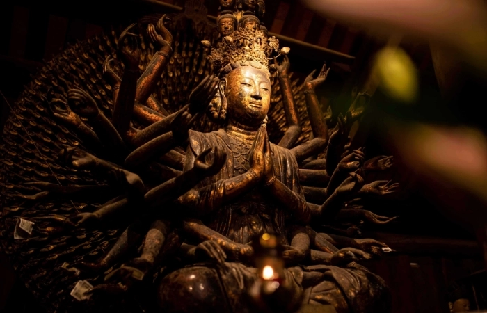 Linh thiêng và huyền ảo với tượng quan âm thiên thủ thiên nhãn chùa bút tháp