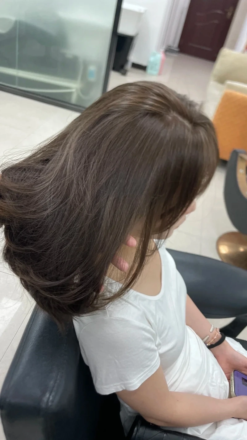 Lột xác với tóc nâu khói trầm đẹp cực cuốn hút