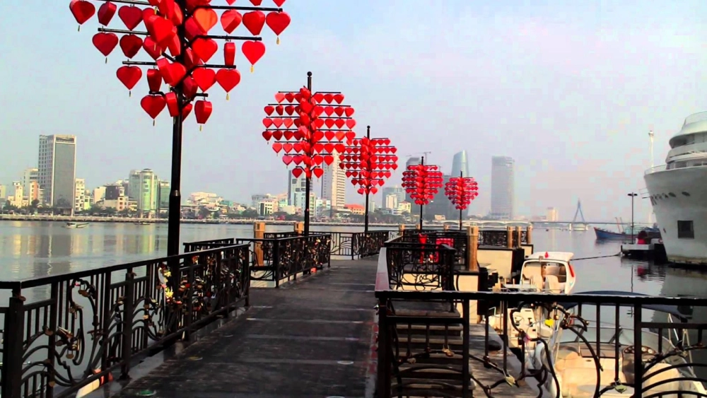 Lưu giữ yêu thương ở cầu ổ khoá tình yêu