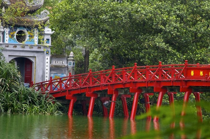 Màu đỏ rực rỡ của cầu thê húc hồ gươm