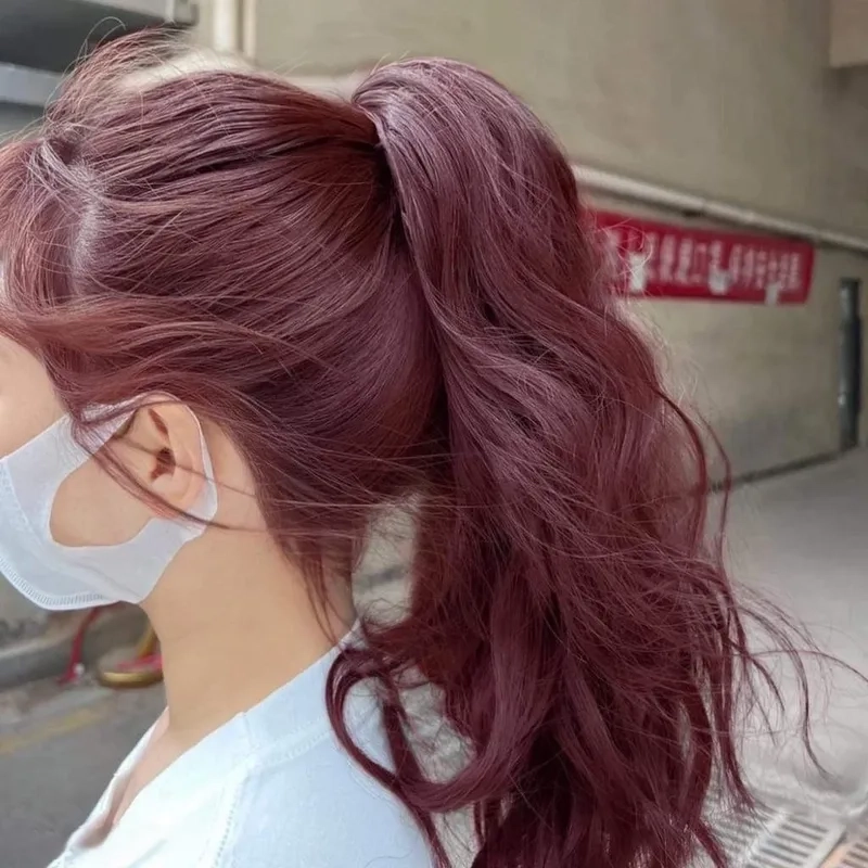 Màu nâu đỏ cherry giúp bạn trẻ trung hơn