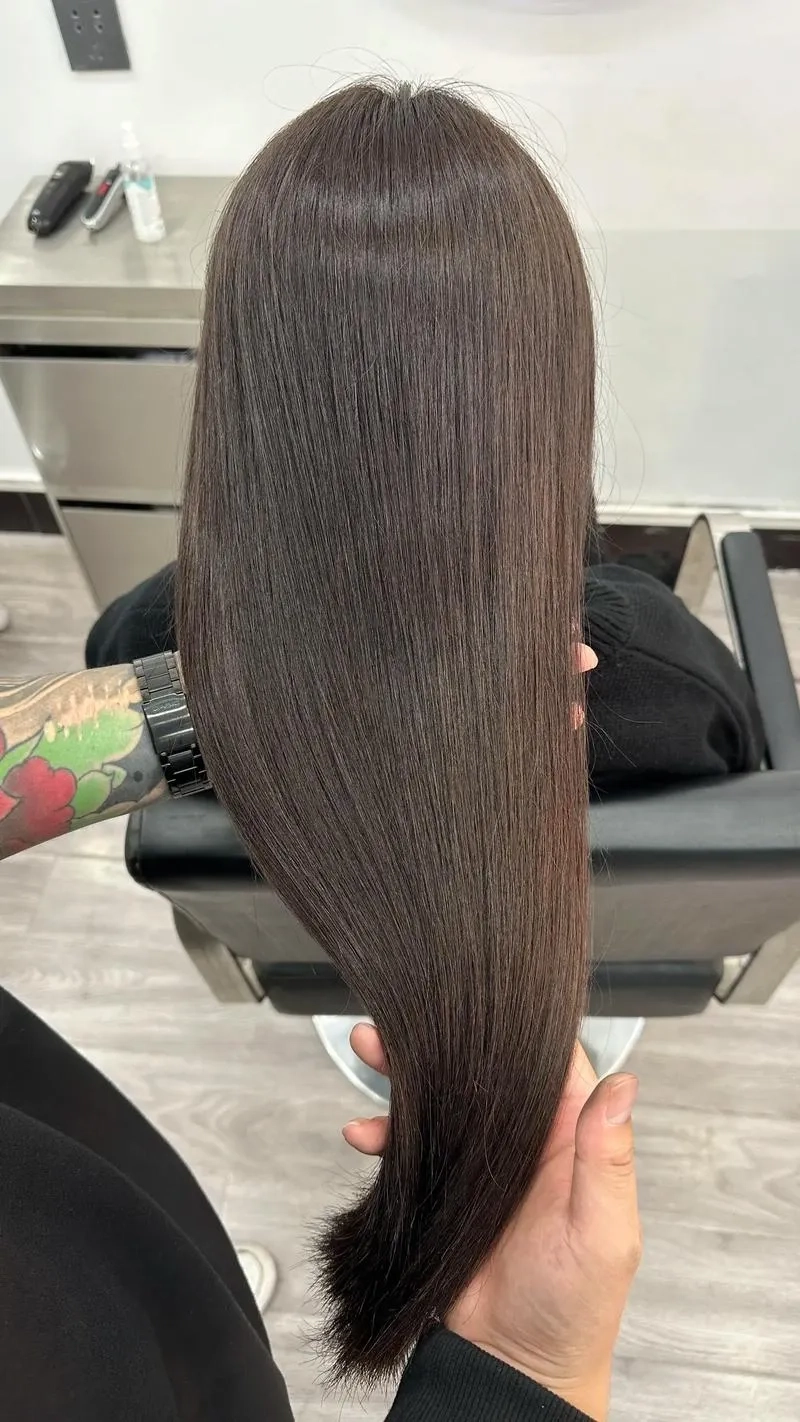 Màu nâu lên từ nền đen giúp tóc bóng mượt tự nhiên