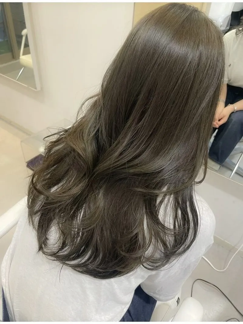 Màu tóc khói ánh xanh phù hợp với cả nam lẫn nữ