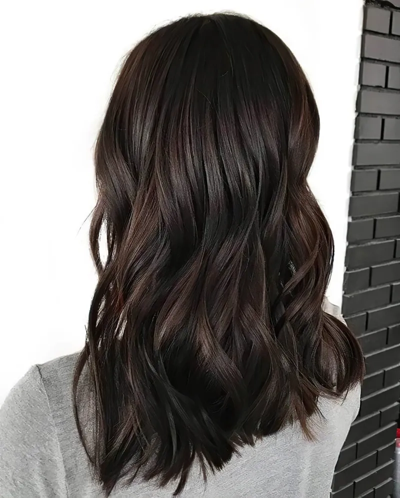 Màu tóc nâu đen phù hợp với mọi phong cách