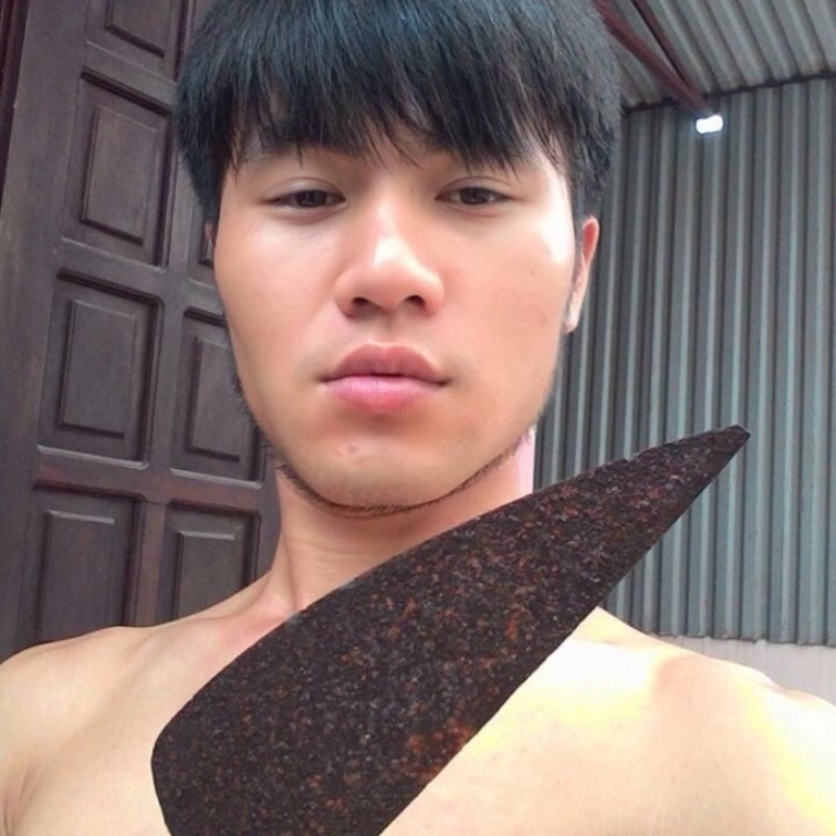 Meme hài cầm dao bùng nổ vui nhộn qua bộ ảnh nghệ thuật