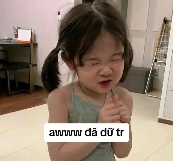 Meme cười ngại ngùng thể hiện sự lúng túng đáng yêu