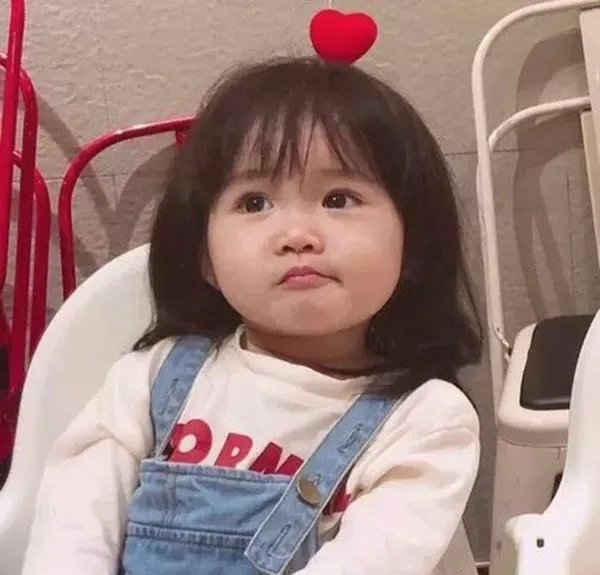 Meme dễ thương em bé với những biểu cảm ngộ nghĩnh và đáng yêu