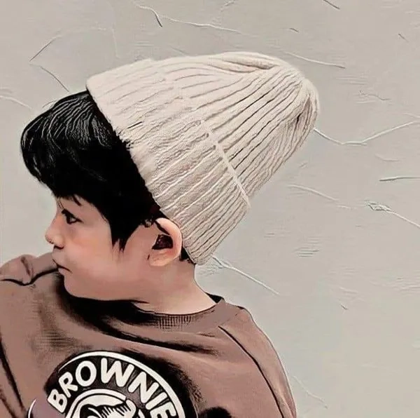 Meme em bé gái với vẻ dễ thương và ngây thơ làm tan chảy mọi trái tim