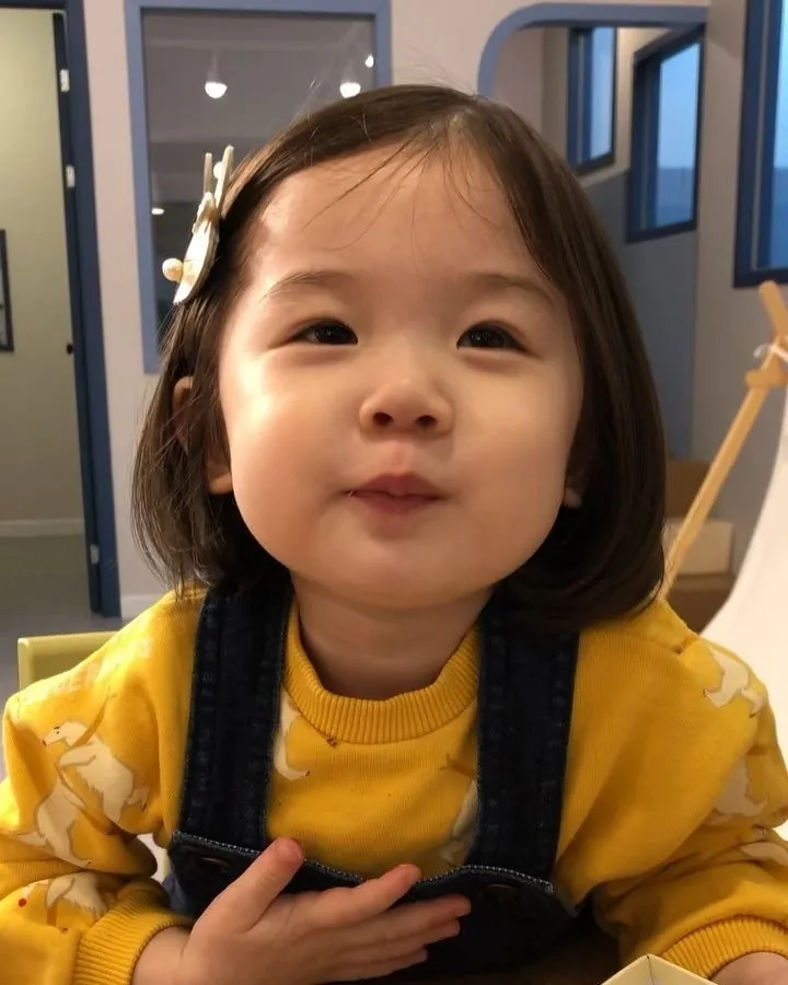 Meme em bé ôm cực kỳ dễ thương và ngọt ngào