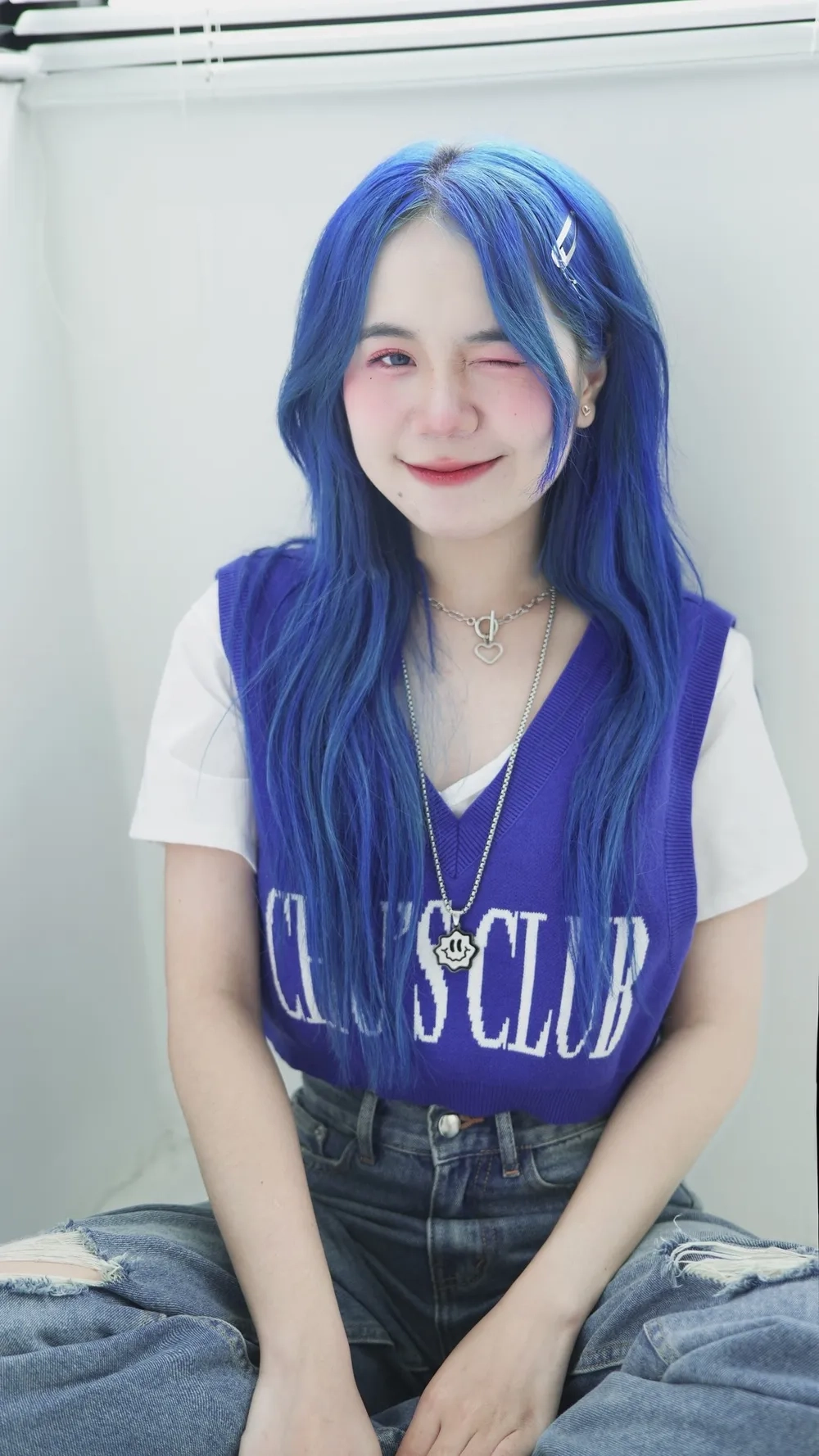 Mở chị mèo Simmy và tận hưởng phút giây thư giãn